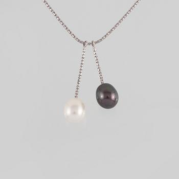 COLLIER, 18K vitguld med 2 odlade pärlor. Vikt 4,7 gram.