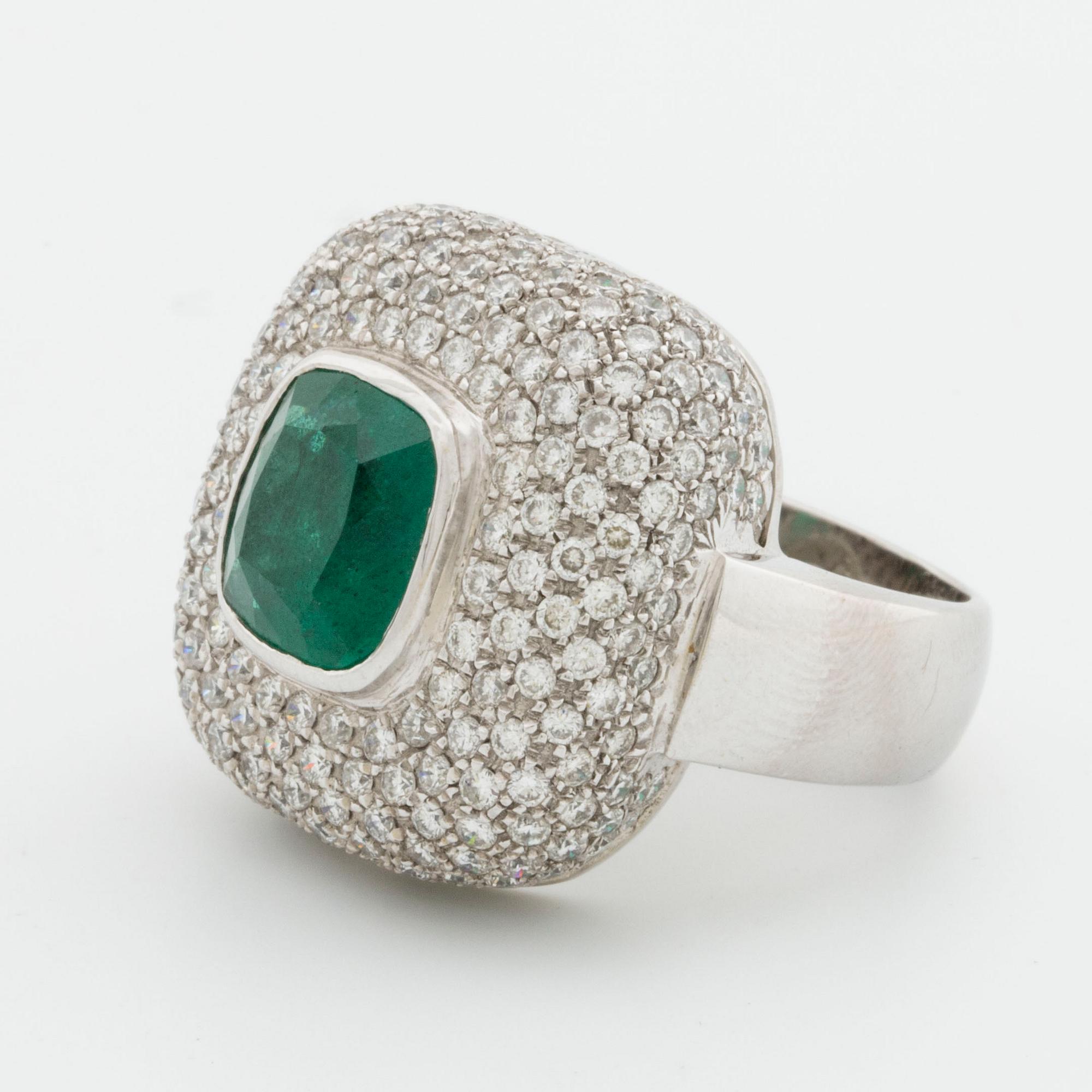 SMARAGDRING, 18K vitguld 1 smaragd ca 10 x 10 mm samt briljanter ca 3,5 ct.