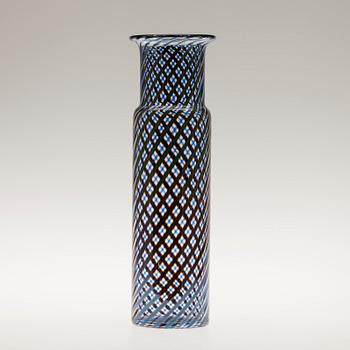 VAS, filigranglas, signerad Kerttu Nurminen, Nuutajärvi. Pro Arte, Iittala.
