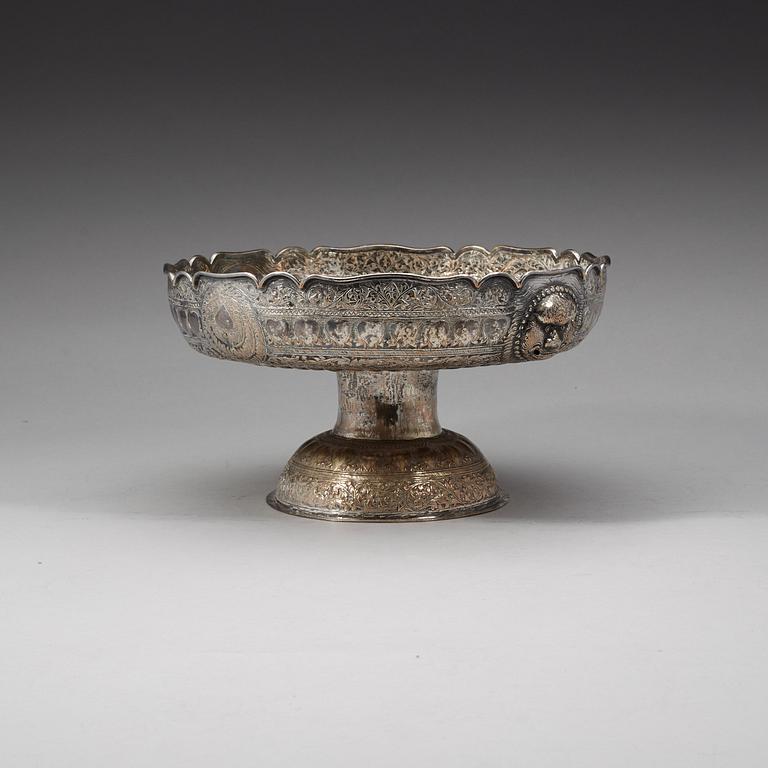 TAZZA, försilvrad. Sydostasien, 1800-tal.