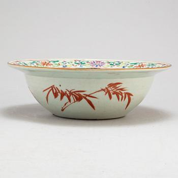 A famille rose wash basin, Qing dynasty, second half of the 19th century.