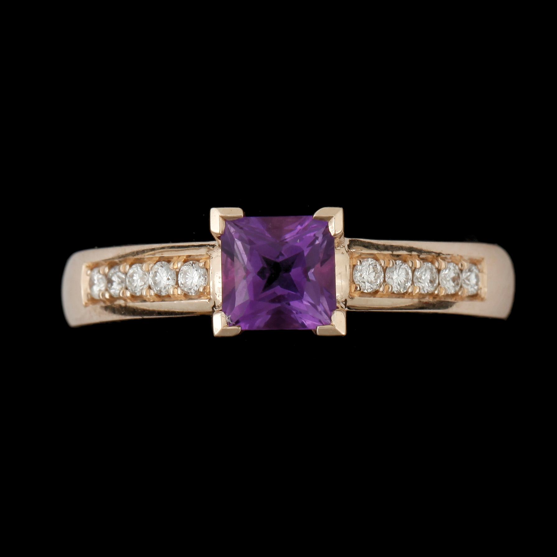 RING, 14k guld med prinsesslipad ametist ca 0,60 ct samt briljantslipade diamanter tot ca 0,15 ct. Vikt ca 4,52 gram.
