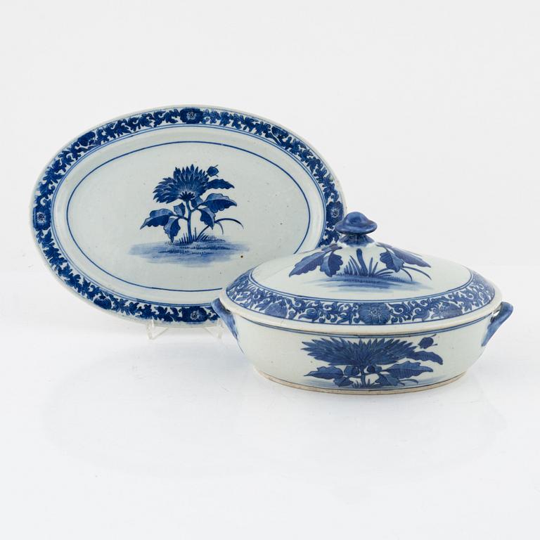 A Chinese blue and white tureen, early 20th Century.