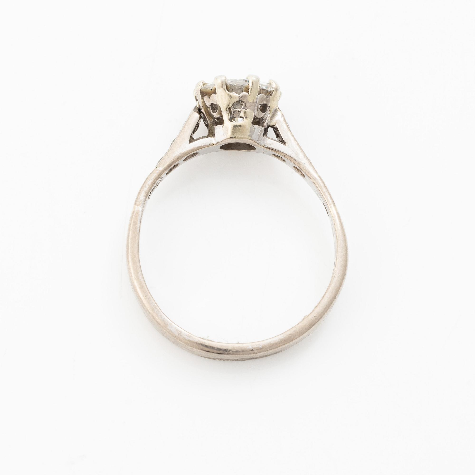 Ring in 18K white gold set with a brilliant-cut diamond.