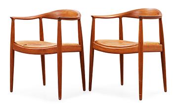 3. HANS J WEGNER, "The Chair", ett par, Johannes Hansen, Danmark 1950-60-tal.