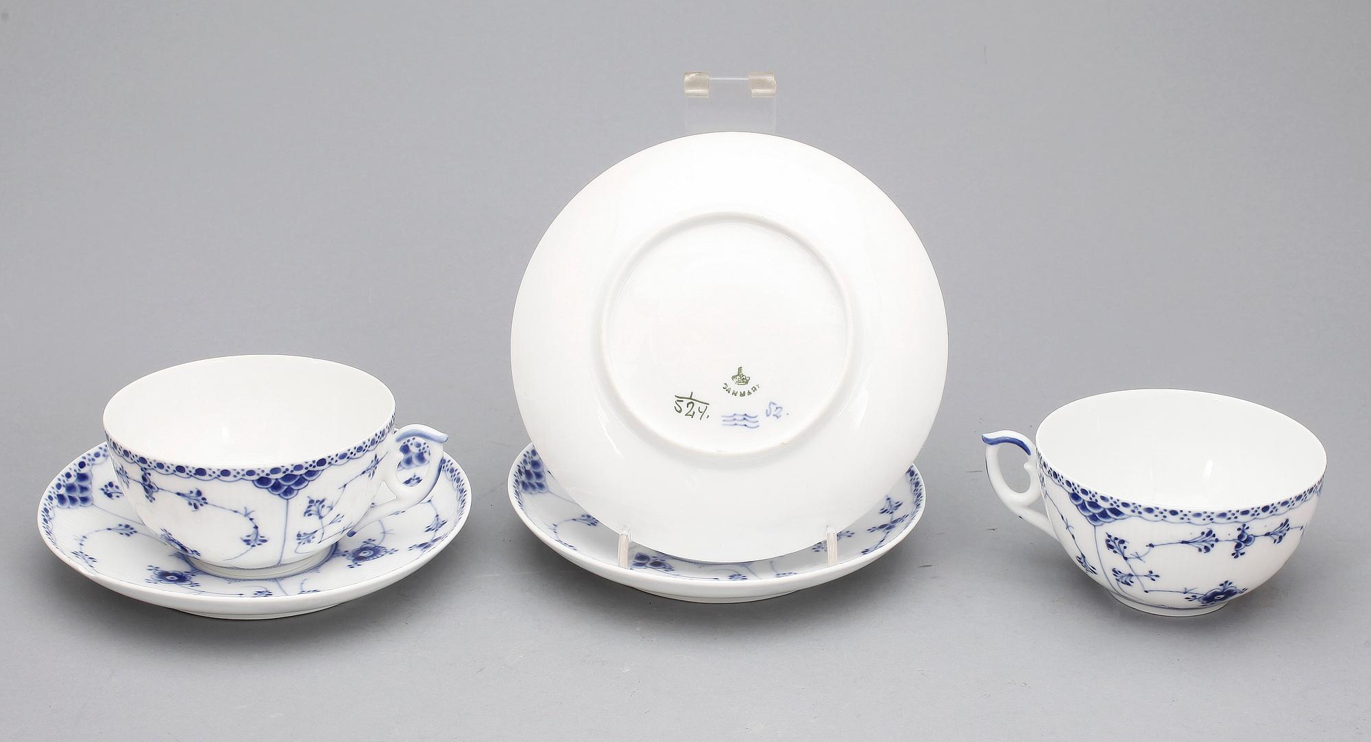 TEKOPPAR MED FAT, 23+1 delar, porslin, "Musselmalet", Royal Copenhagen,