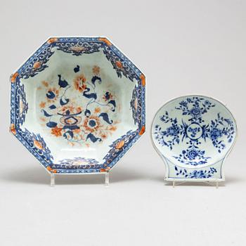 A large imari serving bowl and a blue and white export butter dish,