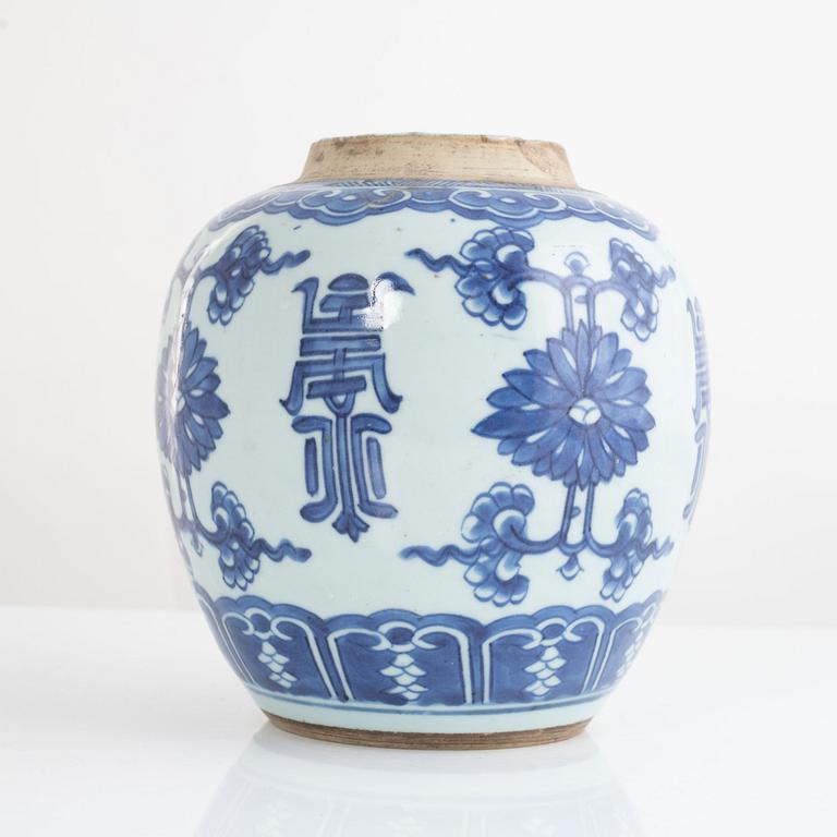 A blue and white Chinese jar, Qing dynsaty, Kangxi (1662-1722).