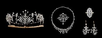 GARNITYR, 5 delar, örhängen, diadem, collier, brosch samt ring med antik- och gammalslipade diamanter, tot. ca 15 ct. 1800-talets andra hälft.