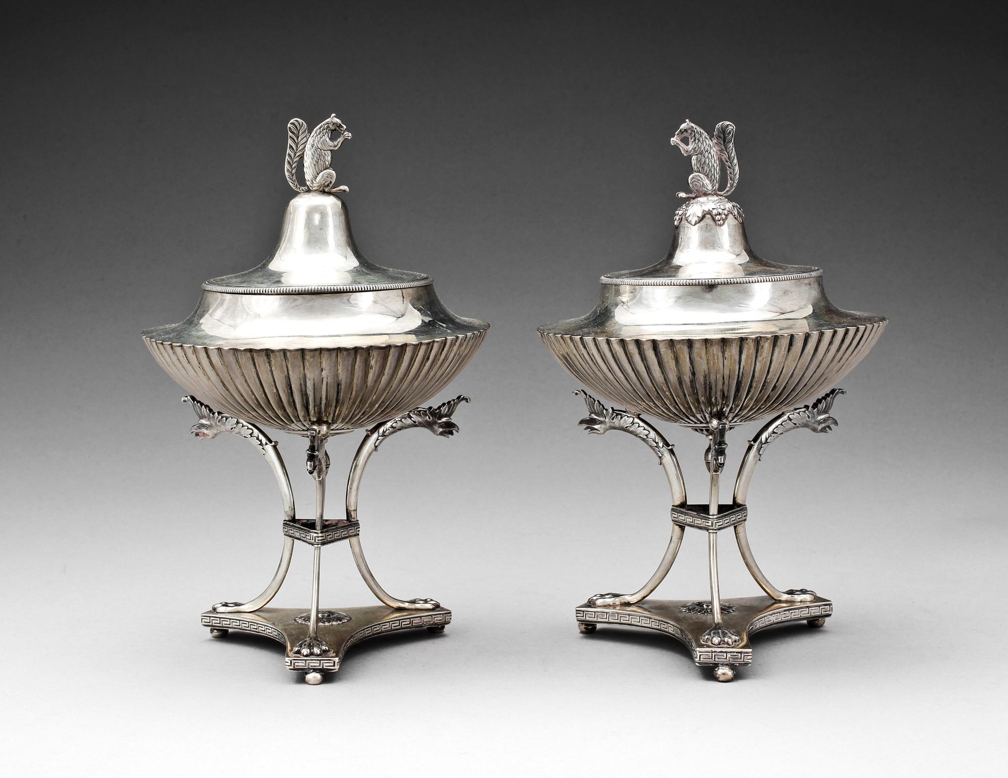 SOCKERSKÅLAR PÅ FOT, ett par, silver, empire, Adolf Zethelius, Stockholm 1815 resp 1816. Totalvikt ca 980 gram.