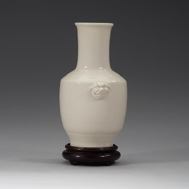 A blanc de chine vase, late Qing dynasty (1644-1912).