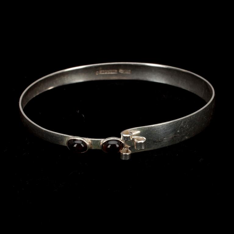 ARMBAND, 5 st. silver, bergskristall, rosenkvarts, rökkvarts, spektrolit. Finland 1959-70.