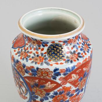 A Japanese imari porcelain vase, Meiji (1868-1912).