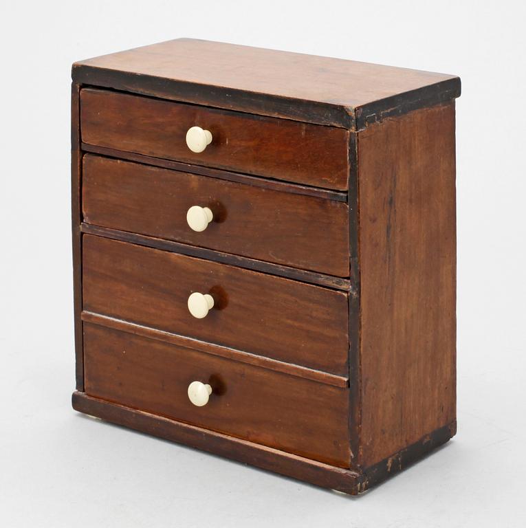 MINIATYRBYRÅ, Karl Johan, 1800-tal.