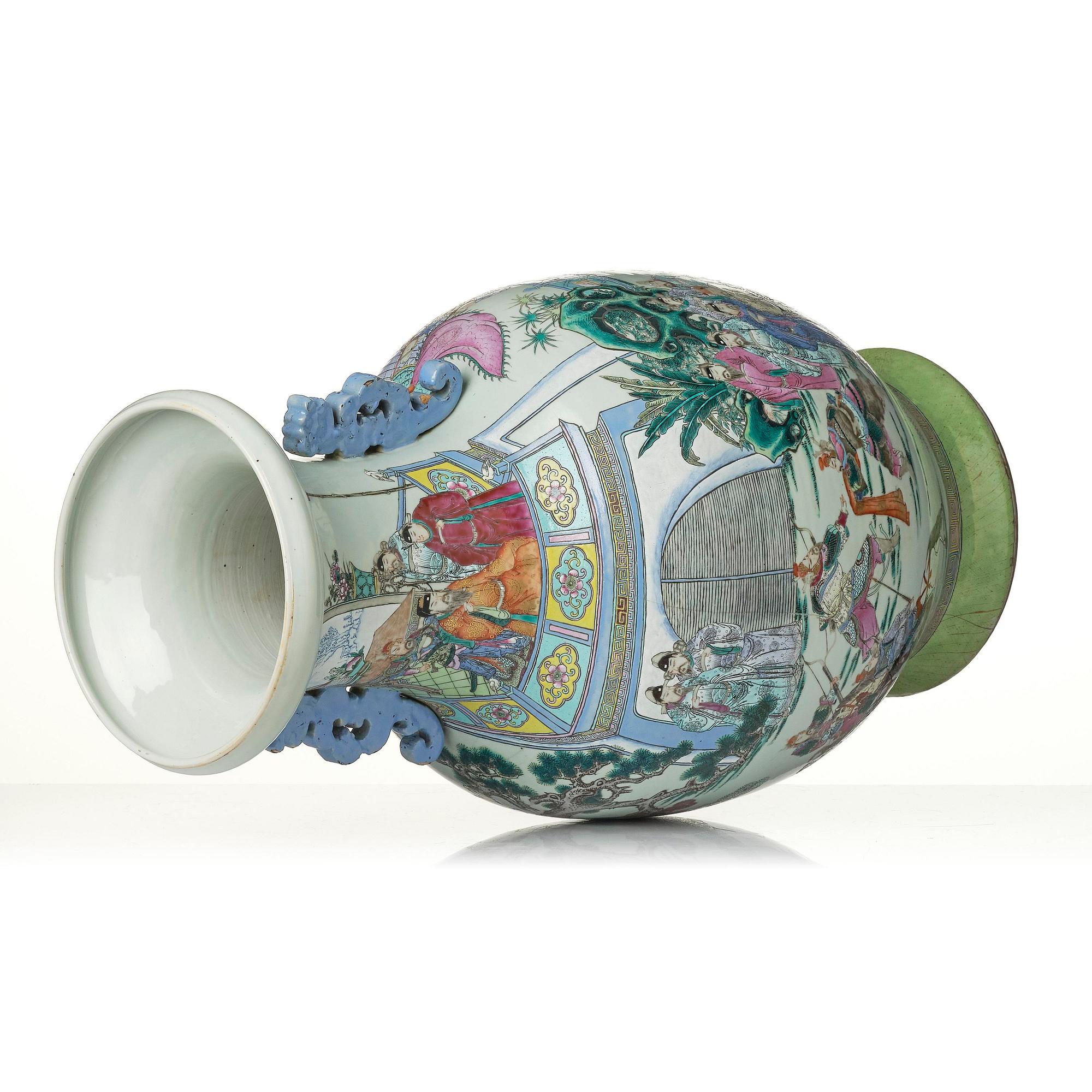 Praktvaser, ett par, porslin. Qingdynastin, 1800-tal.