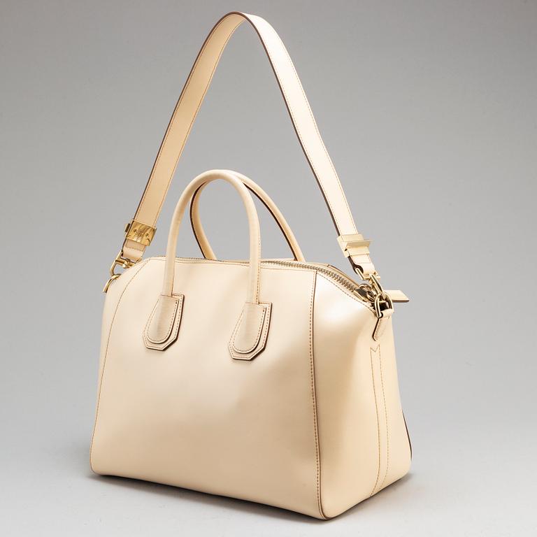 GIVENCHY, an 'Antigona Medium' calfskin leather handbag.