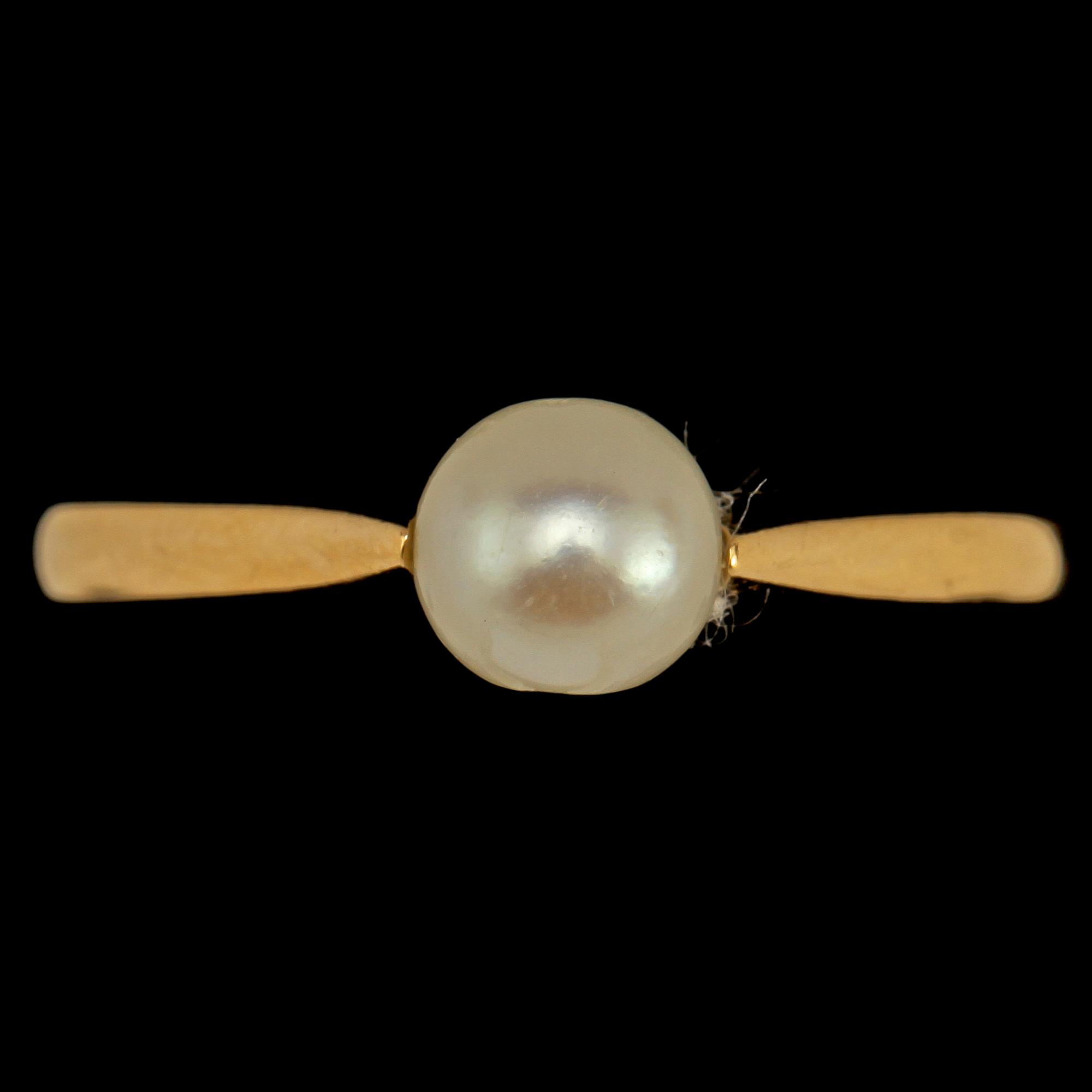 RINGAR, 2 st, guld varav en med odlad pärla, Göteborg, 1900-talets mitt. Tot vikt 7 g.