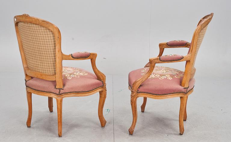 KARMSTOLAR, ett par. Rokokostil, 1900-tal.