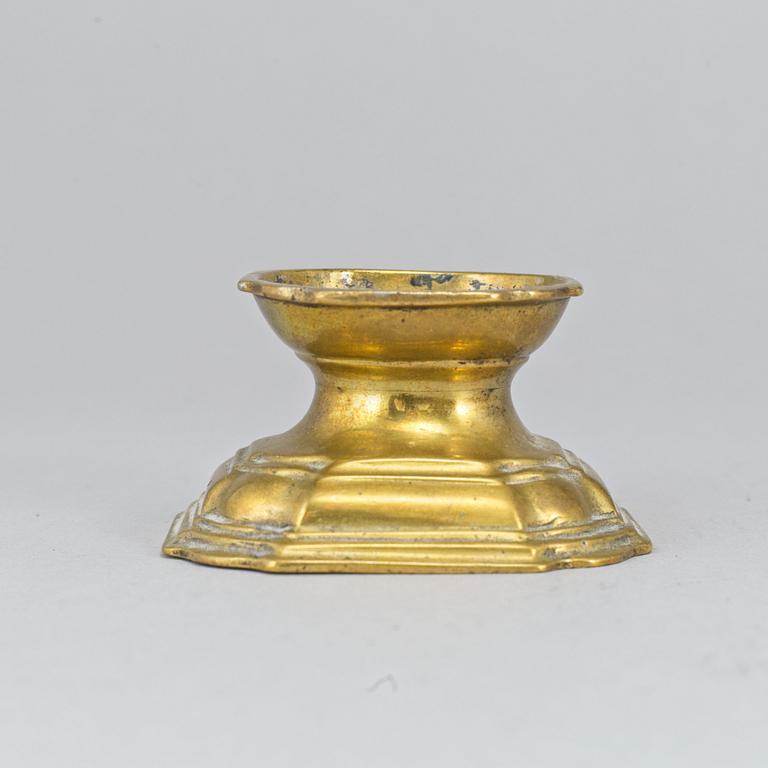 A brass salt cellar, 18th century.