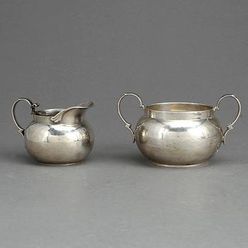 SOCKERSKÅL samt GRÄDDKANNA, sterling silver. Tiffany & Co. 1900-talets första hälft. Vikt ca 215 gram.