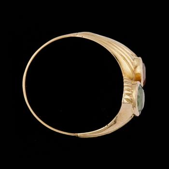 RING, 18K guld med två ovala fasettslipade stenar. Tot vikt ca 4 g.