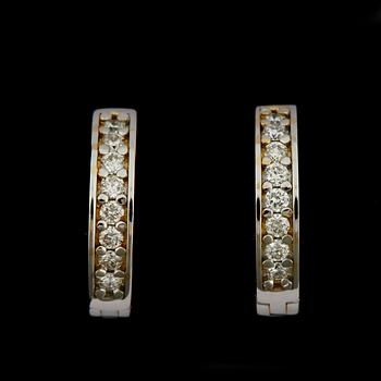 ÖRHÄNGEN, ett par, 14k vitguld med briljantslipade diamanter tot ca0,25ct. Vikt 2,9g.