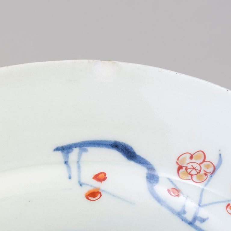 A Japanese Imari porcelain dish, Edo period, 19th century.