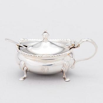 An 8-piece spice set in silver, Adie Brothers Ltd, Birmingham, England 1961-1962.