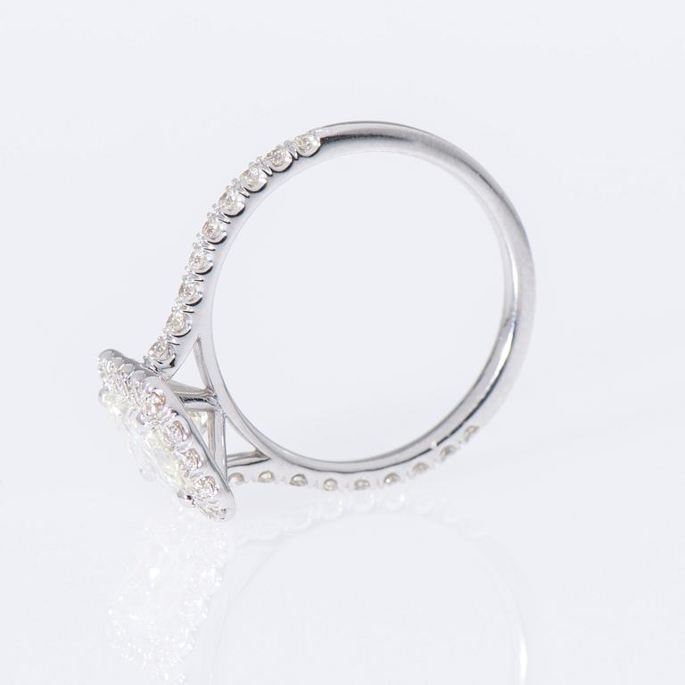 RING, 18K vitguld, radiantslipad diamant ca 1,30 ct, sidostenar totalt ca 0,54 ct.