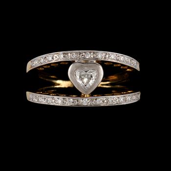 RING, 18k guld och vitguld med hjärtslipad diamant, 0.16 ct samt 22 briljantslipade diamanter, 0.10 ct. Vikt 7 g.