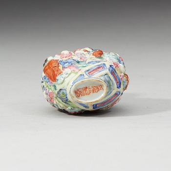 A famille rose snuff bottle, late Qing dynasty, 19th Century.