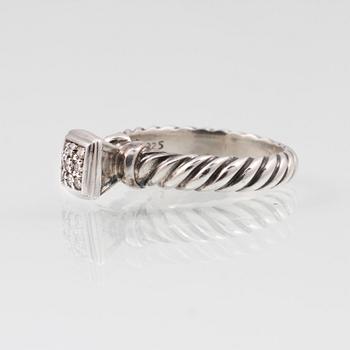 RING, 18K vitguld och sterlingsilver med 9 briljantslipade diamanter, David Yurman. Vikt 4,8 gram.