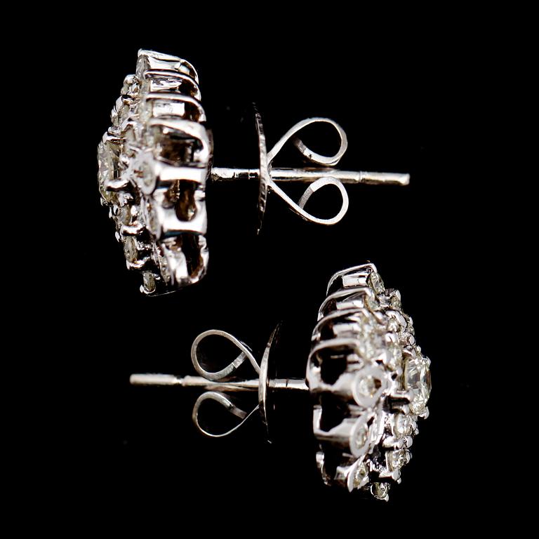 ÖRHÄNGEN, 1 par, 14 k vitguld, briljantslipade diamanter tot  ca 1.0 ct.