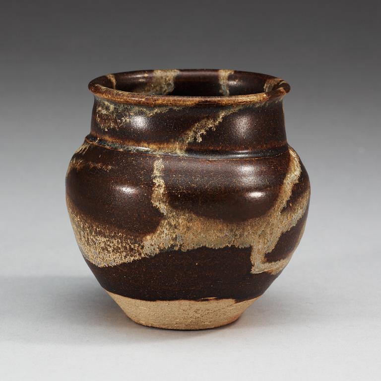 A phosphat glazed jar, Tang dynasty (618-907).