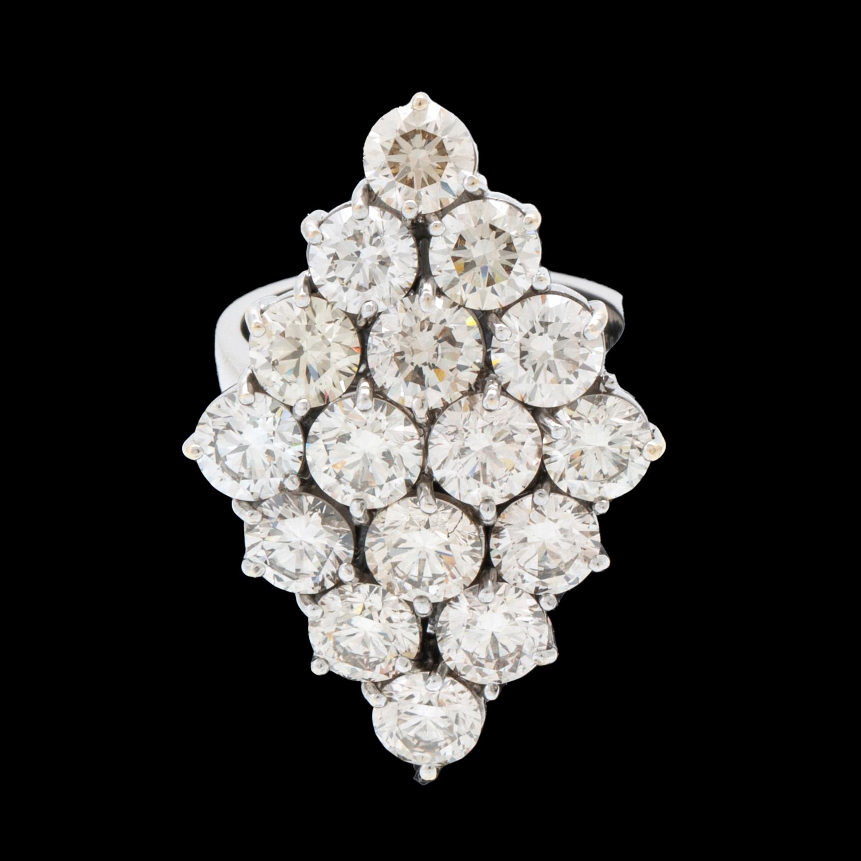 Ring 18K vitguld med runda briljantslipade diamanter.
