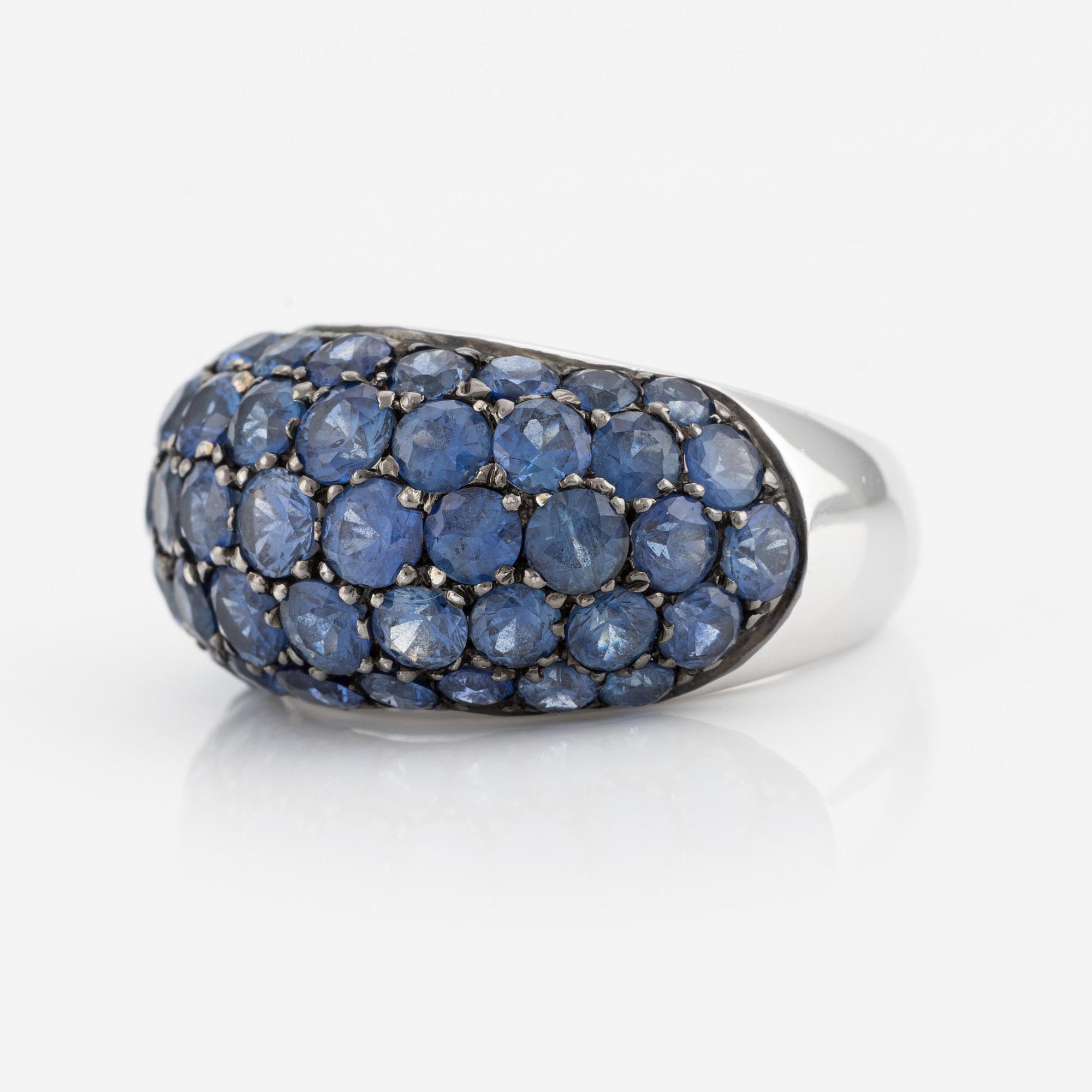Ring in 18K white gold with sapphires.
