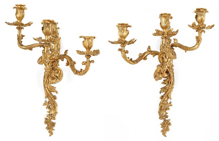 APPLIQUER, för tre ljus, ett par. Louis XV-stil, 1800-tal.