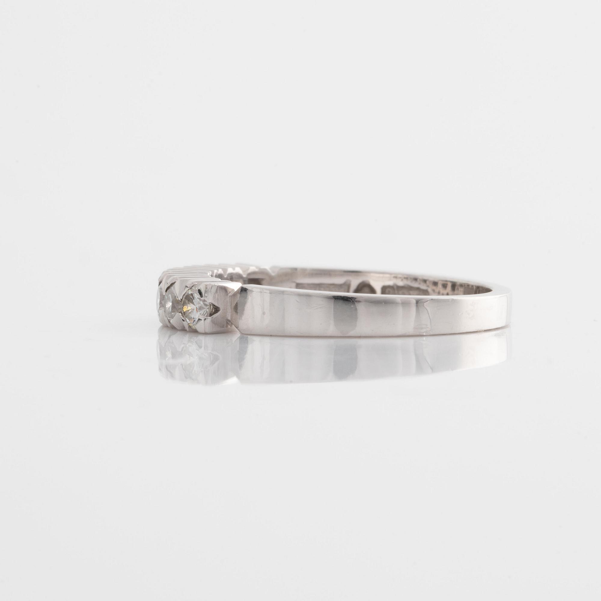 Ring allians med briljantslipade diamanter.