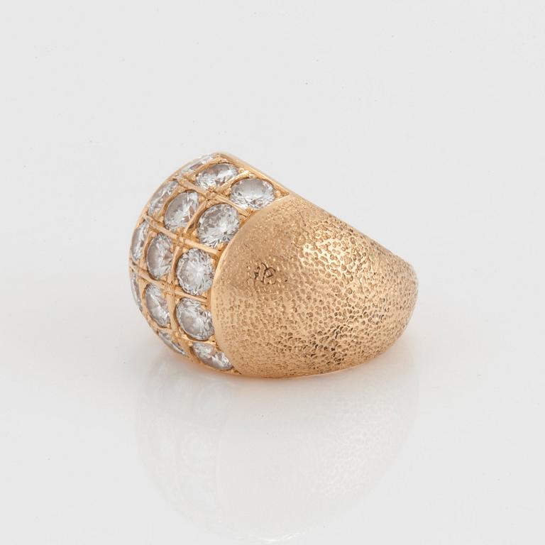 A ring set with round brilliant-cut diamonds.