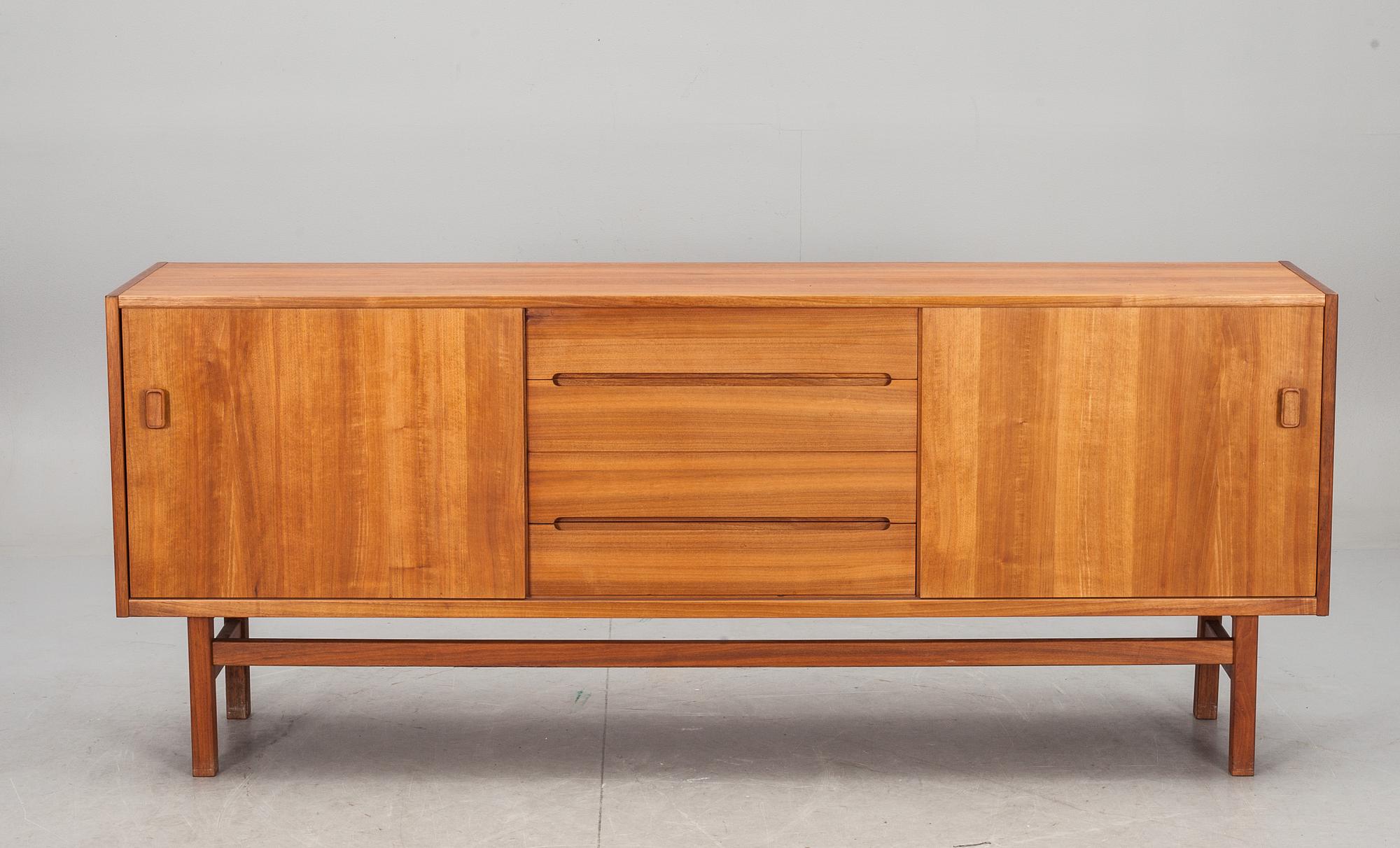 SIDEBOARD, "Arild", Nils Jonsson för Troeds i Bjärnum. 1960-tal.