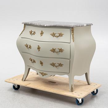 A painted rococo style chest of drawers, with av marble top, 20th Century.