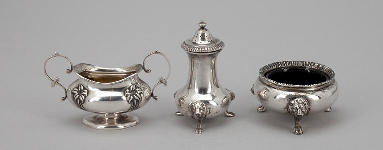 SALTSTRÖARE samt 2 st. SALTKAR, silver, London 1960-tal samt Birmingham 1912. Vikt 216 g.