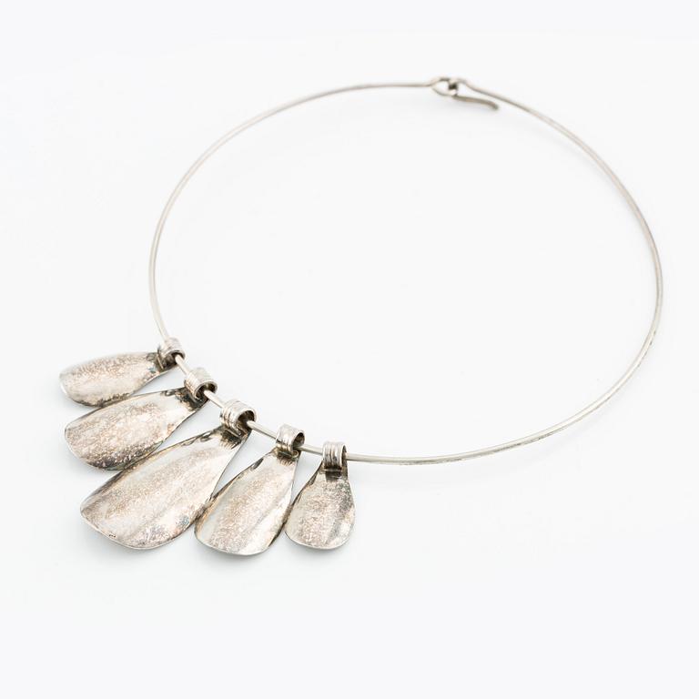 Halsring med hänge i form av blad, silver.