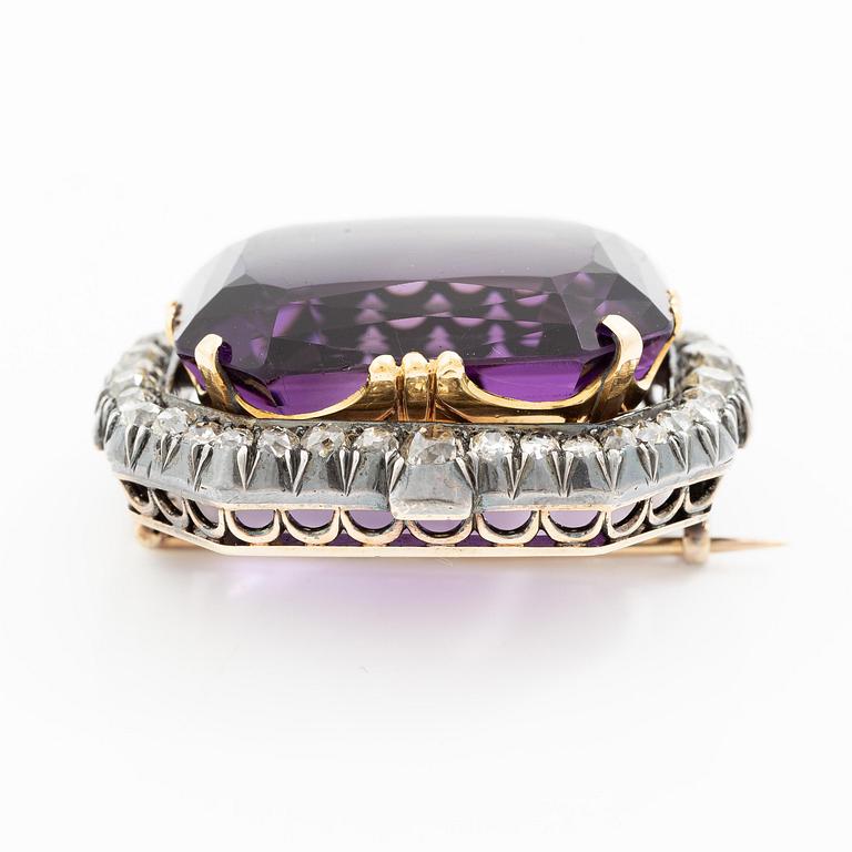 A brooch 14K gold and silver with a faceted amethyst and old-cut diamonds, 19th century.