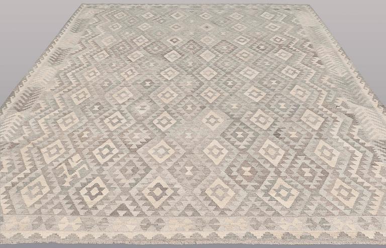 A CARPET, Kilim, ca 369 x 280 cm.