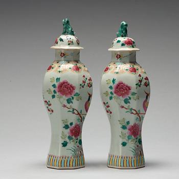 A pair of famille rose vases with cover, Samson, late 19th Century.