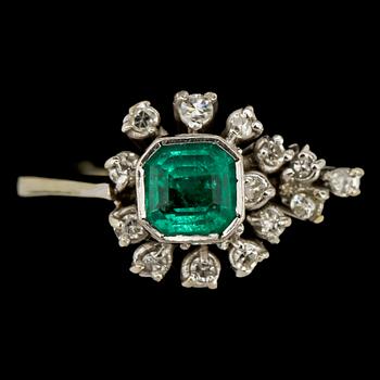 RING, 18k vitguld med 14 åttkantslipade diamanter samt fasettslipad smaragd, 1900-talets senare hälft.  Vikt 3 g.