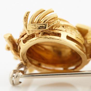 Brosch i form av en fågel 18K guld med pärlor.
