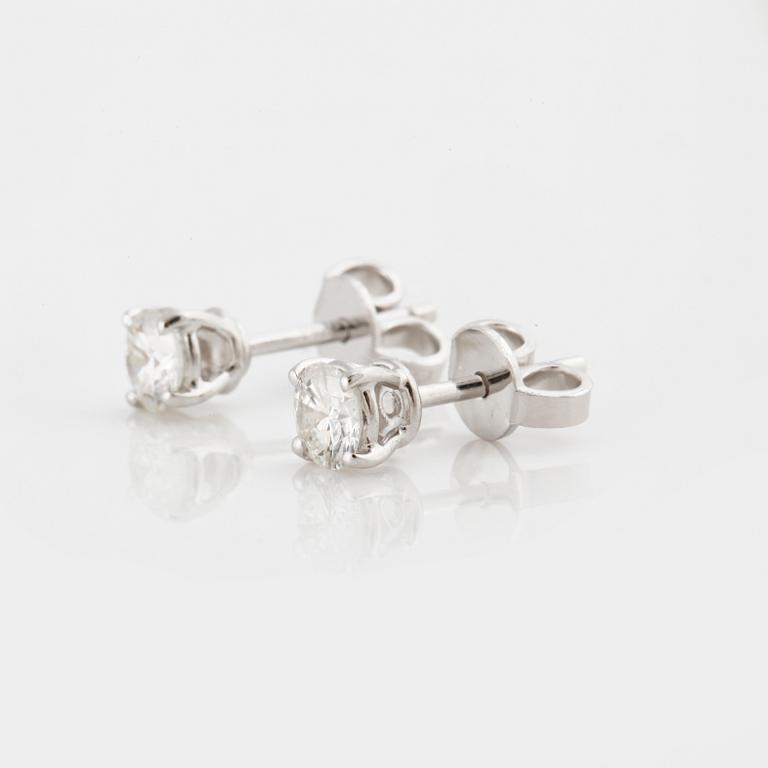 A circa 0.60 cts brilliant-cut earrings.