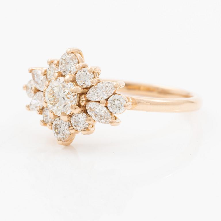 Ring 14K roséguld i form av blomma med briljantslipade och markisslipade diamanter.
